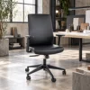 Ergonoomiline kontoritool Vareon erineva kujundusega premium-interjööris